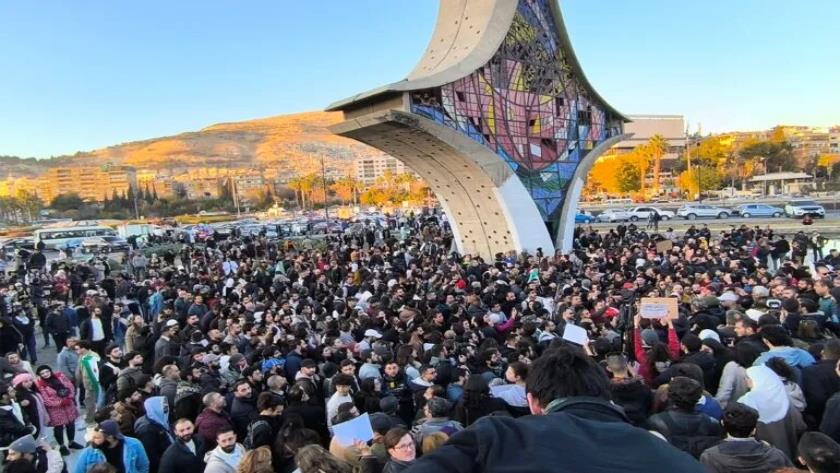 Iranpress: Protests Erupt in Damascus Amid Reports of Mass Arrests in Syria