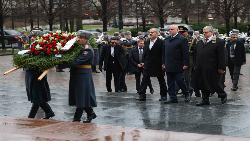 Iranpress: Pezeshkian Pays Tribute to Tomb of WW Unknown Soldiers