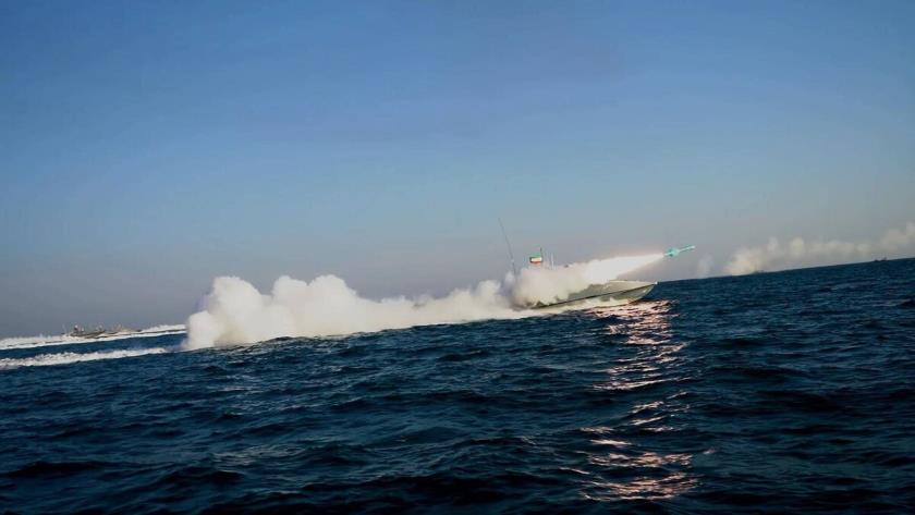 Iranpress: IRGC Navy Stages Military Drill in Persian Gulf