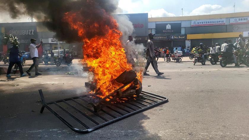 Iranpress: Chaos in Kinshasa, Rioters Looting Grocery Stores in DRC