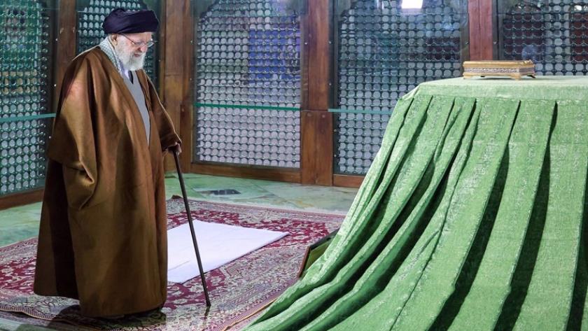 Iranpress: Leader Visits Imam Khomeini Mausoleum