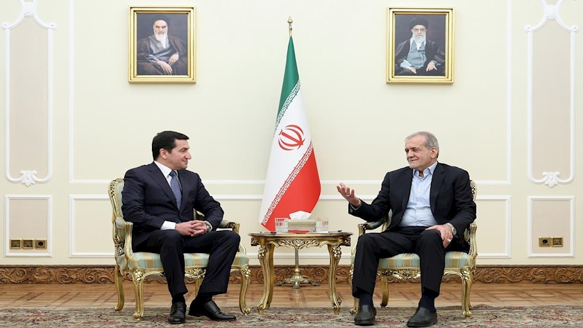 Iranpress: Iran-Azerbaijan Discuss Economic, Political Ties