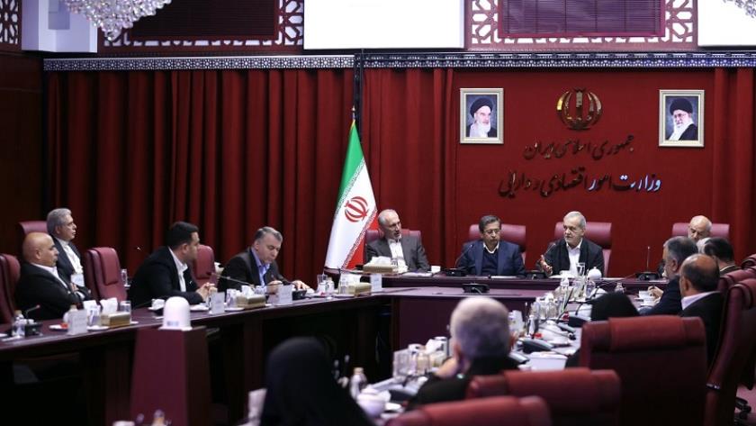 Iranpress: President Pezeshkian Advocates for Implementing FATF Rules in Iran