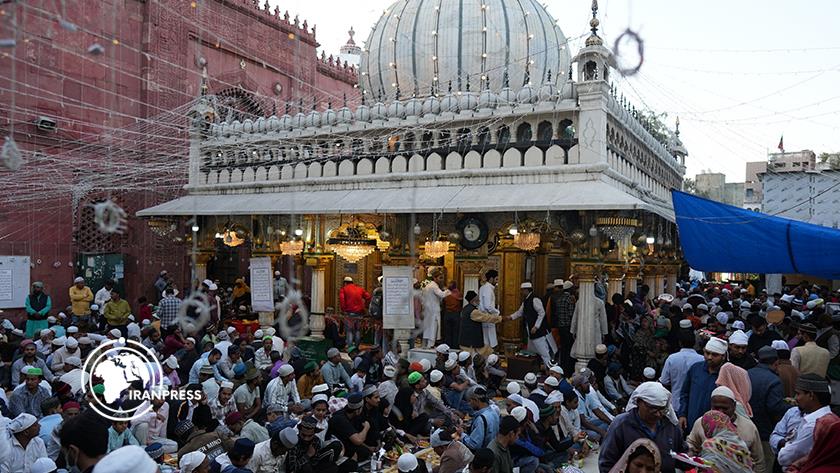 Iranpress: Thousands of Muslims Gather for Iftar in New Delhi