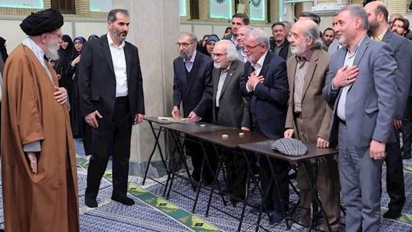 Iranpress: Persian Poets Meet with Leader