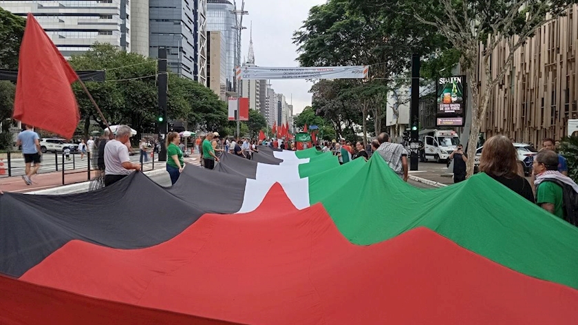 Iranpress: Brazil Unfurls Largest Palestinian Flag in São Paulo