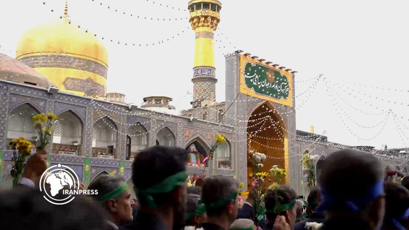 Iranpress: Fireworks Illuminate Razavi Shrine on Night of Imam Reza’s Birthday