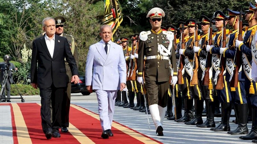 Iranpress: President Pezeshkian Welcomes Pakistani PM in Tehran for Key Diplomatic Talks
