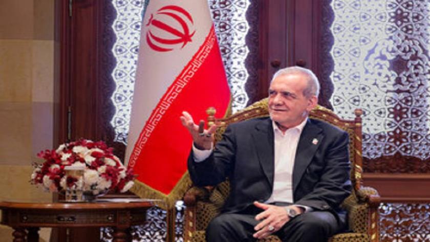 Iranpress: Pezeshkian Asserts Commitment to Change Regardless of Sanctions at Gathering in Oman