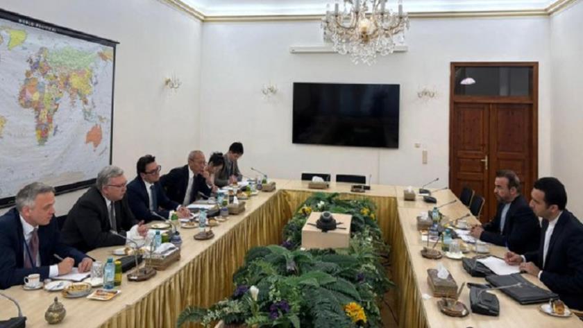 Iranpress: Iran, Russia, China Hold Trilateral Nuclear Talks in Vienna