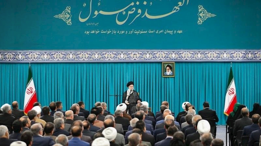 Iranpress: Leader of the Islamic Revolution Receives Iranian Parliament Members 