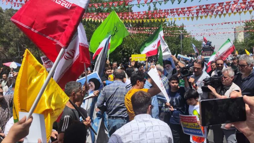 Iranpress: Crowds Come Out to Perform Prayer Fearless of Israeli Attacks