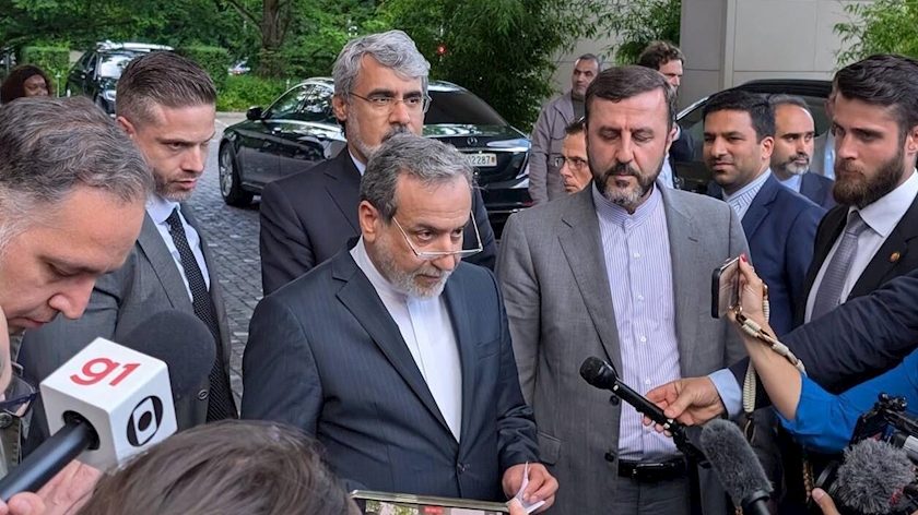 Iranpress: Iran FM Discusses Israeli Aggression with OIC Foreign Ministers in Turkey