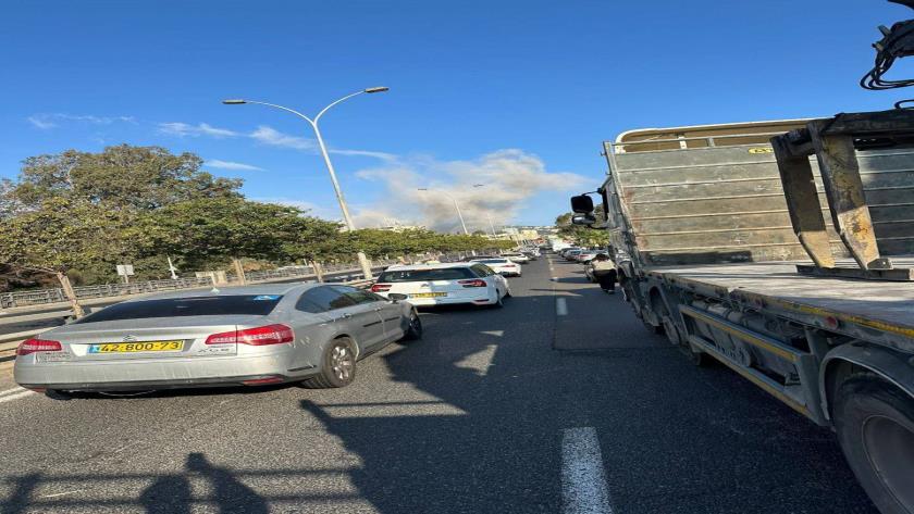 Iranpress: New Round of Iranian Missiles Hit Haifa, Tel Aviv; Huge Blazes