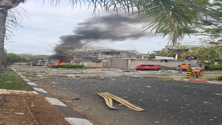 Iranpress: Iranian Missiles Hit Heart of Tel Aviv