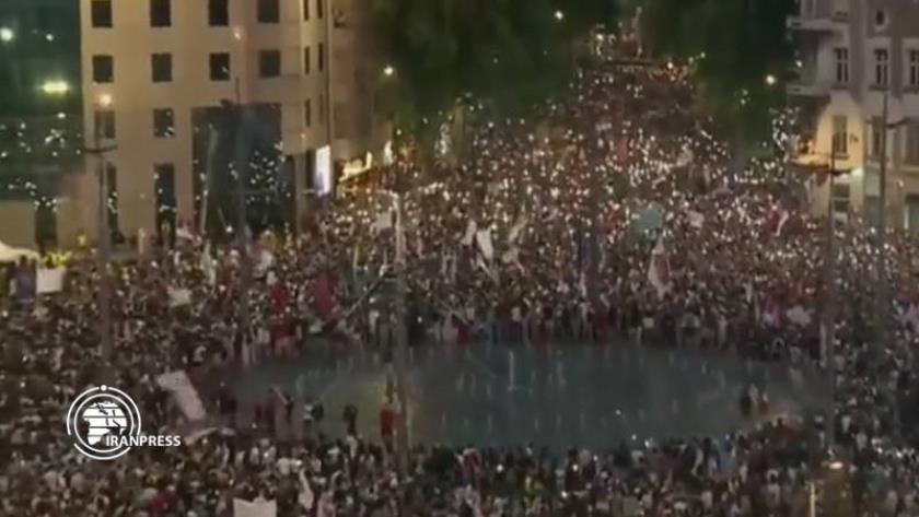 Iranpress: Protesters in Belgrade Call for Early Elections 