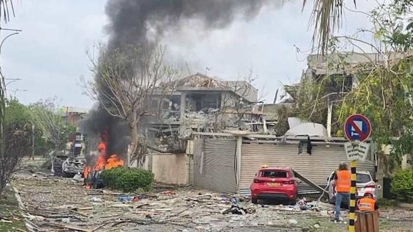 Iranpress: Iranian Missiles Hit Heart of Tel Aviv