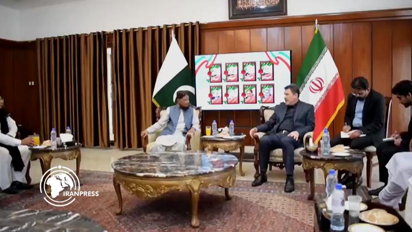 Iranpress: Pakistani PM, Prominent Figures Honour Iranian Martyrs