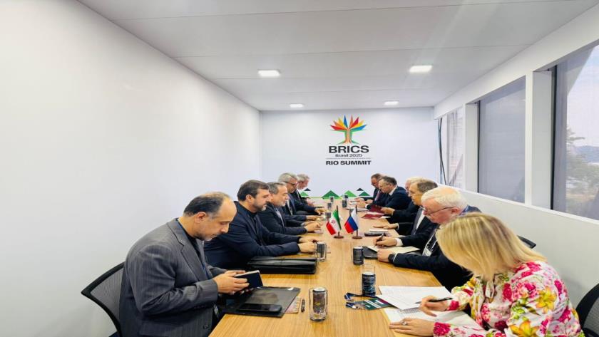 Iranpress: Iran FM Emphasizes National Determination for Strong Defense 