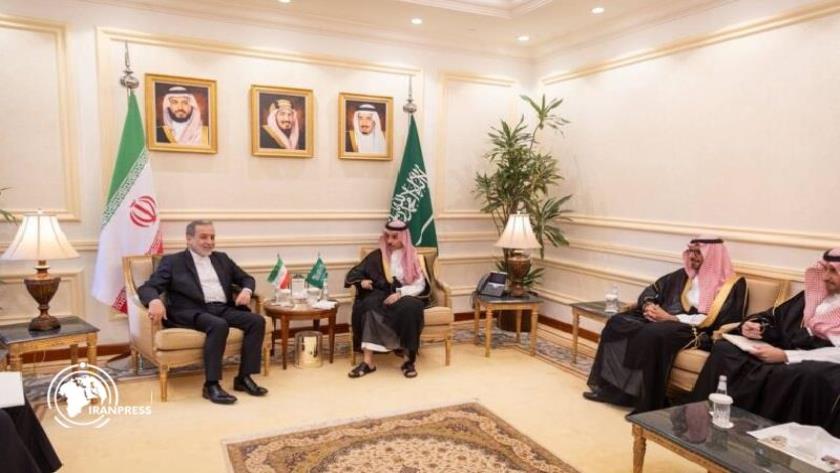Iranpress:  Iranian and Saudi Foreign Ministers Hold Talks in Mecca