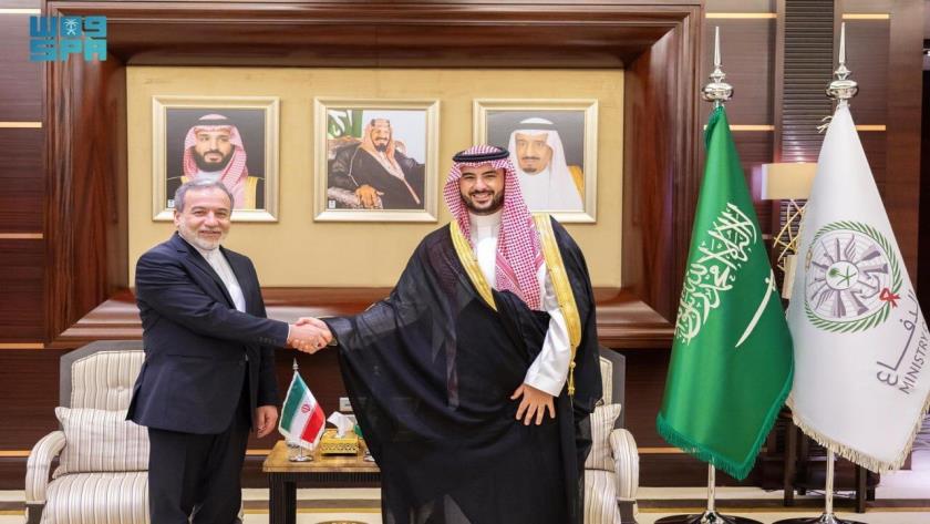 Iranpress: Iran’s FM, Saudi Defence Minister Consult on Bilateral Ties, Israeli Actions
