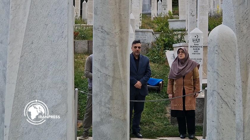 Iranpress: Iranian Official Honors Bosnian War Martyrs, Late Leader During Visit 