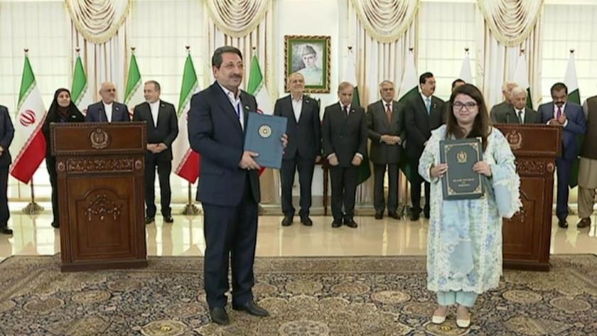 Iranpress: Iran, Pakistan Sign 12 Cooperation Documents