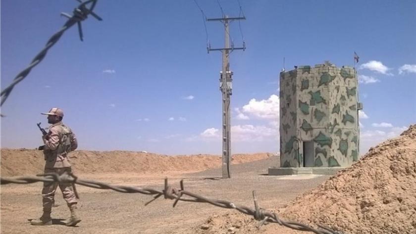 Iranpress: Terrorists Attack Iranian Border Gaurd Post in Saravan