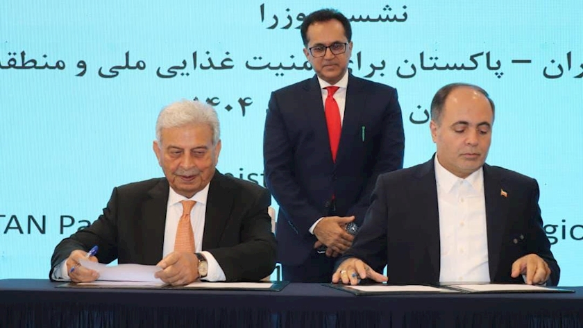Iranpress: Iran, Pakistan Seal Wide-Ranging Agricultural Deals