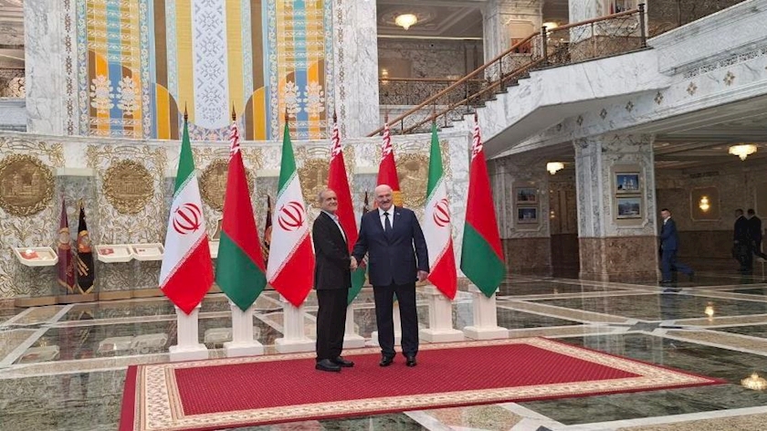 Iranpress: President Pezeshkian Meets Belarusian President in Minsk 