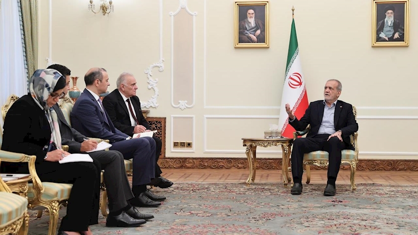 Iranpress: Iran’s Pezeshkian Warns Against Foreign Interference in Ties With Armenia