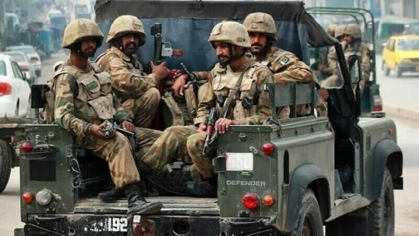 Iranpress: Suicide Bomber Attacks Security Installation in Northwestern Pakistan 