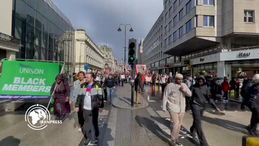 Iranpress: Video: Protesters Pours Into Downing Street in London