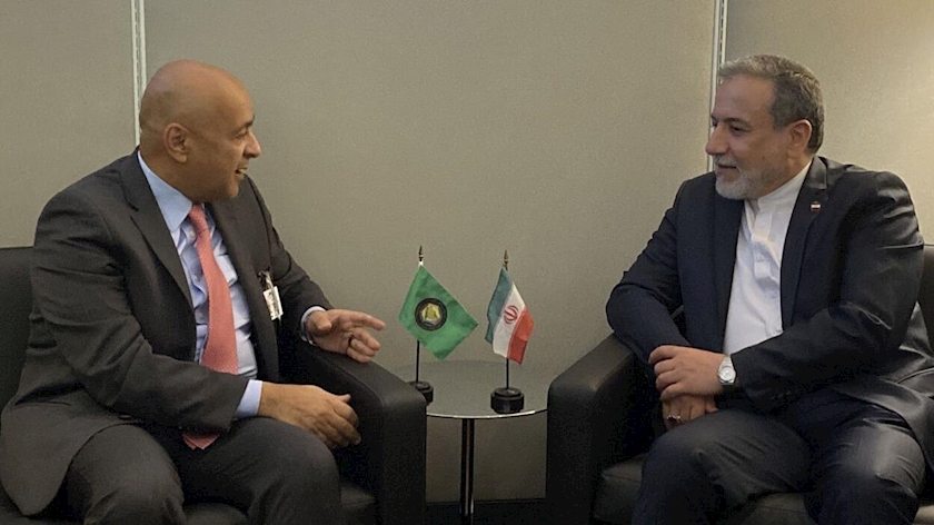 Iranpress: Araghchi Meets PGCC Secretary-General in New York