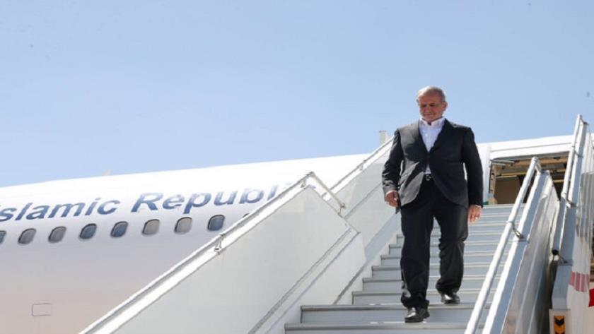 Iranpress: Pezeshkian Arrives in Bandar Abbas, South of Iran
