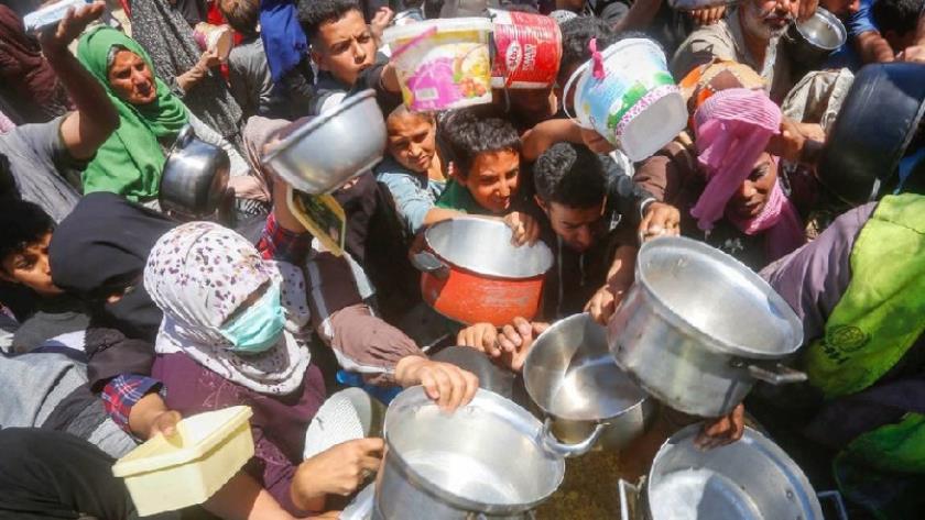 Iranpress: Gazans Scramble for Food as Humanitarian Crisis Deepens