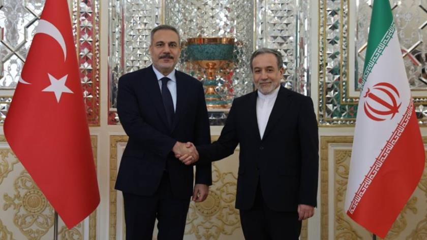 Iranpress: Turkey’s FM Fidan Arrives in Tehran, Meets Iran’s Araghchi