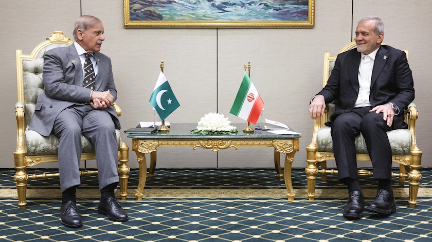 Iranpress: Iran, Pakistan Pledge Stronger Cooperation, Fast-Track Bilateral Agreements