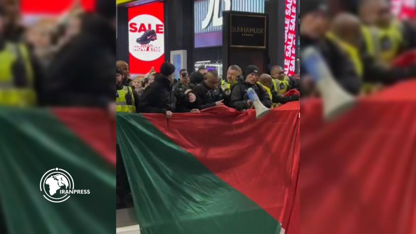 Iranpress: Protesters Rally in UK Shopping Centers Against Against Israel and Its Supporters