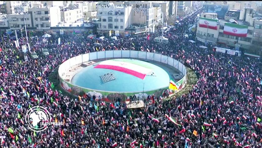 Iranpress: People in Tehran Protest Against Terrorists, Armed Rioters