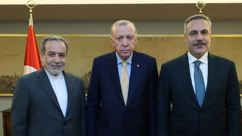 Iranpress: Iran Highlights Nuclear Stance, Regional Coop. in Talks with Turkey