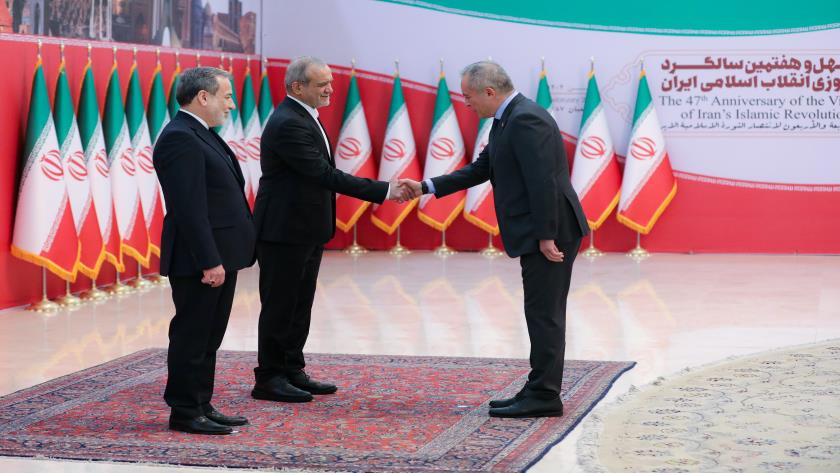 Iranpress: Pezeshkian Meets Envoys, Reaffirms Iran’s Stability And Diplomacy