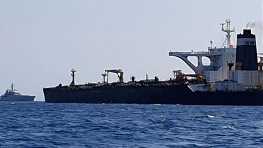 Iranpress: Sources: IRGC Closes Hormoz Strait