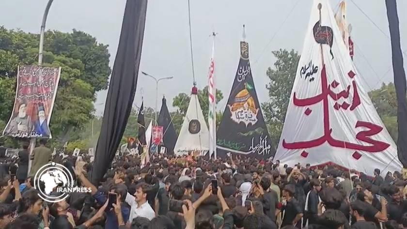 Iranpress: Tens of Thousands Mark Arbaeen in Pakistan