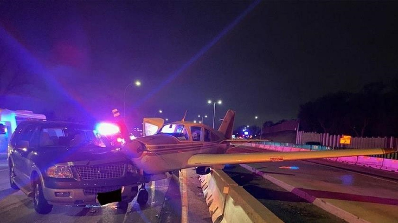 Iranpress: Un avion entre en collision avec une voiture sur l
