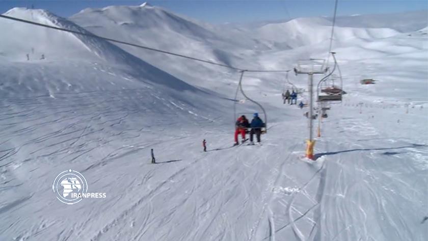 Iranpress: Profitez du ski, vue sur le paysage neigeux de la station de ski de Tochal à Téhéran