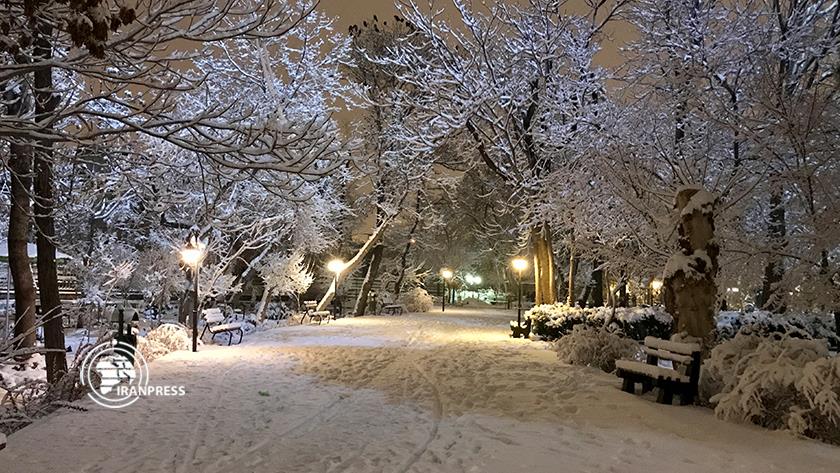 Iranpress: Les chutes de neige hivernales ont doublé la beauté de la ville touristique de Tabriz