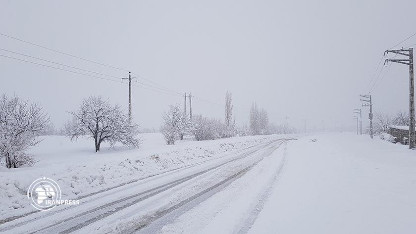 Iranpress: Couverture de neige sur le village de Margavar, au nord-ouest de l