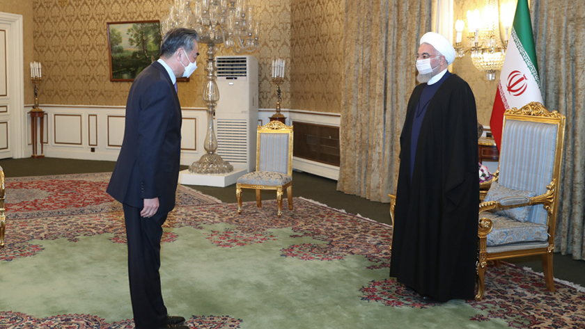 Iranpress: Le ministre chinois des Affaires étrangères rencontre le président iranien 