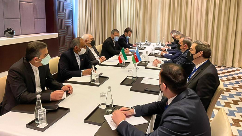 Iranpress: Zarif rencontre Bayramov pour discuter sur les questions bilatérales et régionales